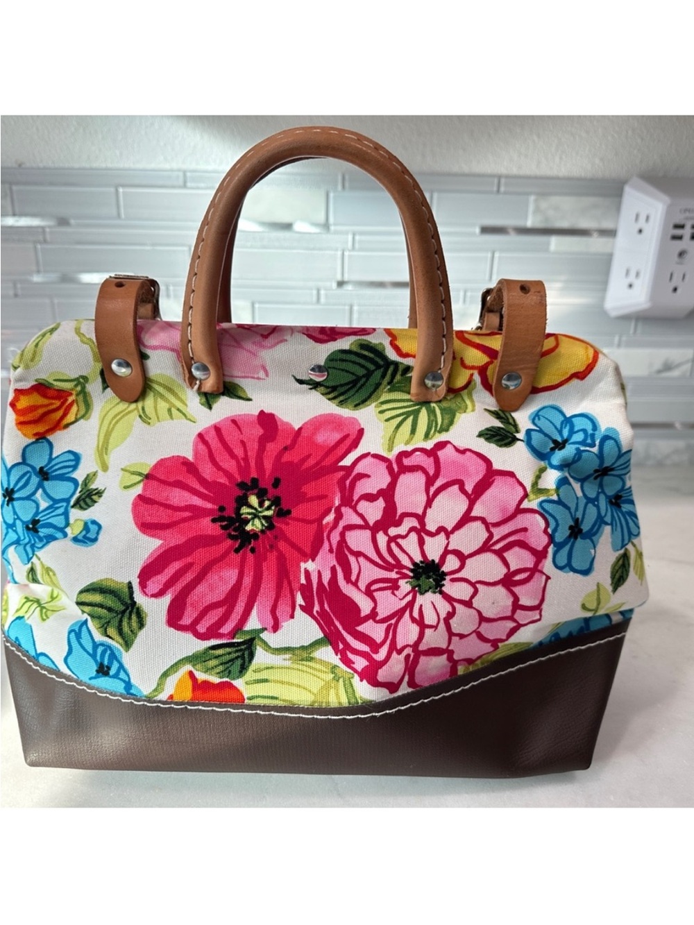🌺Stunning Floral Hand Bag with Brown Trim - Picture 4 of 12
